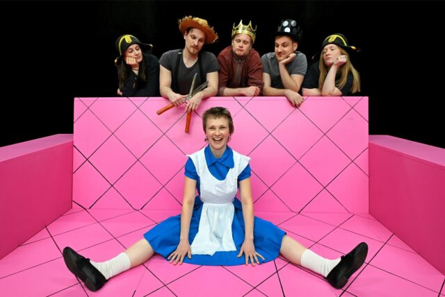 Die WLT-Darstellerinnen und -Darsteller von „Alice im Wunderland“ freuen sich auf die Premiere im Parkbad Süd: Silvia Schmidt (vorne) sowie Annamae Endtinger, Christian Zell, Vincent Bermel, David Kiefer und Nina Holtvoeth (v.l.).