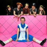 Die WLT-Darstellerinnen und -Darsteller von „Alice im Wunderland“ freuen sich auf die Premiere im Parkbad Süd: Silvia Schmidt (vorne) sowie Annamae Endtinger, Christian Zell, Vincent Bermel, David Kiefer und Nina Holtvoeth (v.l.).