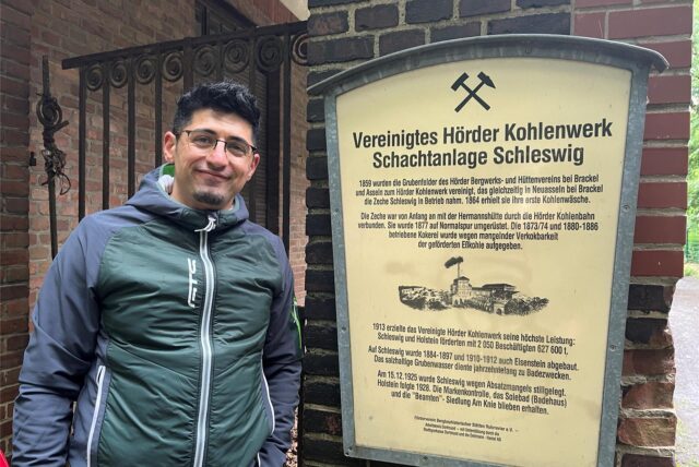 Dasgin Özdemir-Weingart hat als erster Jogger direkt am Eröffnungstag die Halde Schleswig bezwungen. Unser Foto zeigt ihn an der ehemaligen Markenkontrolle der Zeche Schleswig am Neuhammerweg.