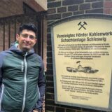 Dasgin Özdemir-Weingart hat als erster Jogger direkt am Eröffnungstag die Halde Schleswig bezwungen. Unser Foto zeigt ihn an der ehemaligen Markenkontrolle der Zeche Schleswig am Neuhammerweg.