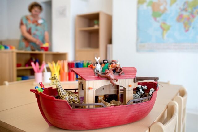 Die Arche Noah in einer Kita: Träger bestimmen in der Regel die inhaltliche Ausrichtung und das, was im Kindergarten vermittelt wird. Gleiches gilt für die Auswahl der Beschäftigten.
