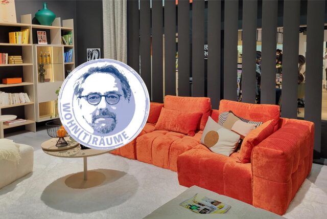 Ein orangenes Sofa in einem Wohnraum.