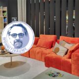 Ein orangenes Sofa in einem Wohnraum.