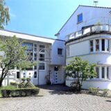 Die Montage zeigt die Synagoge in Recklinghausen und einen Polizeischriftzug auf einer Autohaube.