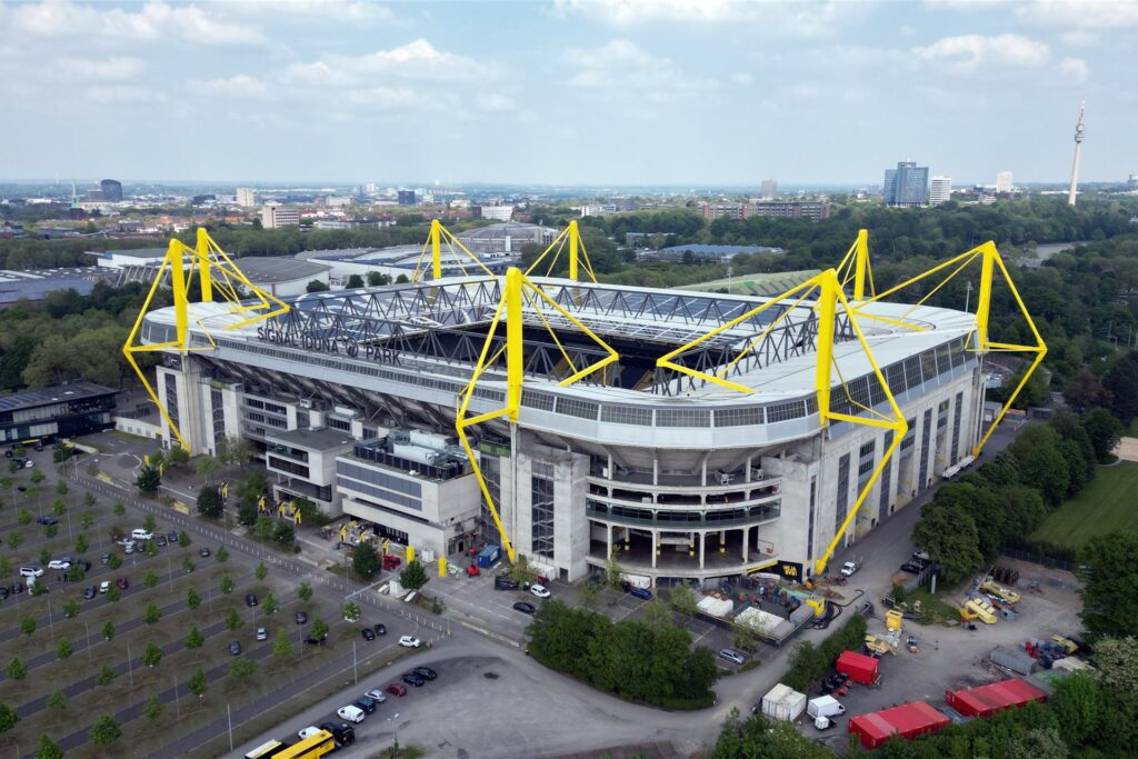 Blick auf den Signal-Iduna-Park in Dortmund, der während der EM 2024 den Namen BVB Stadion Dortmund trägt. Blick auf den Signal-Iduna-Park in Dortmund, der während der EM 2024 den Namen BVB Stadion Dortmund trägt.
