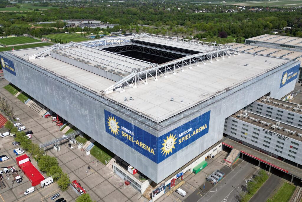 Blick auf die Merkur Spiel-Arena in Düsseldorf, die während der EM 2024 den Namen Arena Düsseldorf trägt. Blick auf die Merkur Spiel-Arena in Düsseldorf, die während der EM 2024 den Namen Arena Düsseldorf trägt.