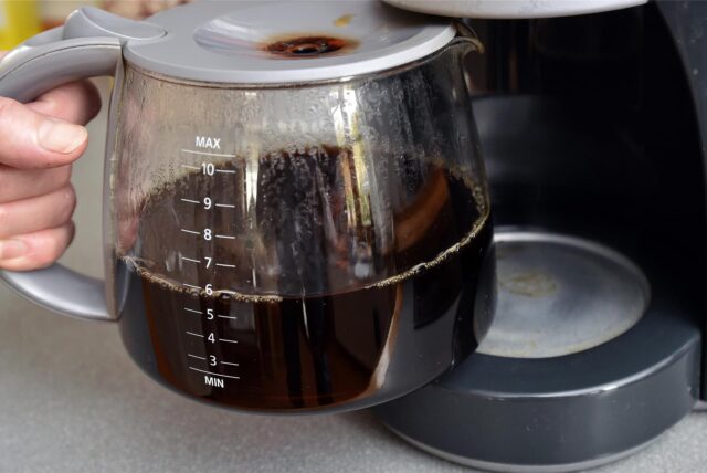 Eine mit Kaffee gefüllte Kanne in einer Filterkaffeemaschine.