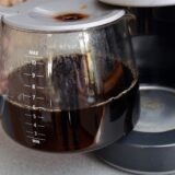 Eine mit Kaffee gefüllte Kanne in einer Filterkaffeemaschine.