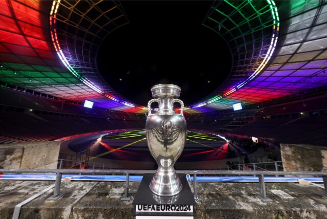 Der EM-Pokal steht im Olympiastadion in Berlin, einem der zehn Spielorte der EM 2024.