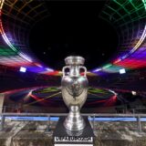 Der EM-Pokal steht im Olympiastadion in Berlin, einem der zehn Spielorte der EM 2024.