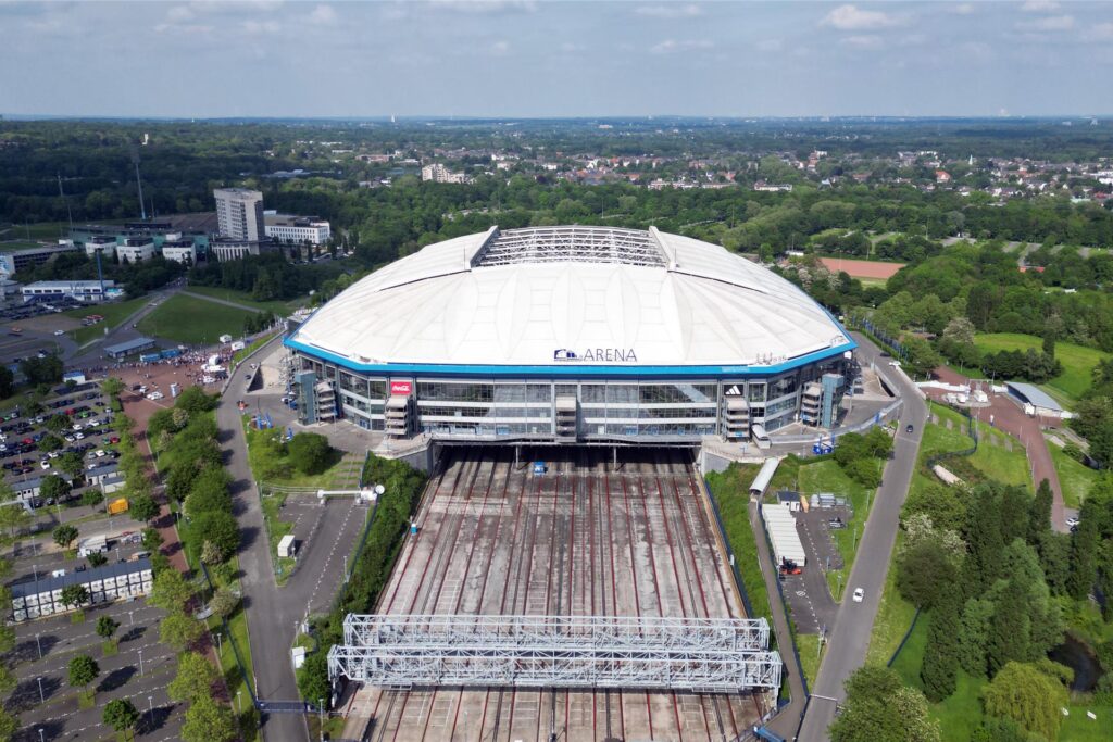 Blick auf die Veltins-Arena in Gelsenkirchen, die während der EM 2024 den Namen Arena AufSchalke trägt. Blick auf die Veltins-Arena in Gelsenkirchen, die während der EM 2024 den Namen Arena AufSchalke trägt.