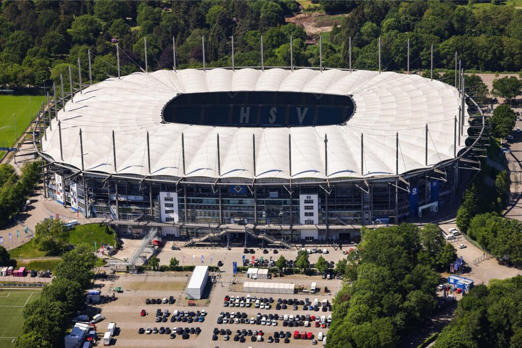 Blick auf das Volksparkstadion in Hamburg, in dem fünf Spiele der EM 2024 ausgetragen werden. Blick auf das Volksparkstadion in Hamburg, in dem fünf Spiele der EM 2024 ausgetragen werden.