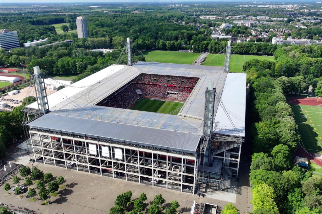 Blick auf das RheinEnergieStadion in Köln, das bei der EM 2024 den Namen Köln Stadion trägt. Blick auf das RheinEnergieStadion in Köln, das bei der EM 2024 den Namen Köln Stadion trägt.