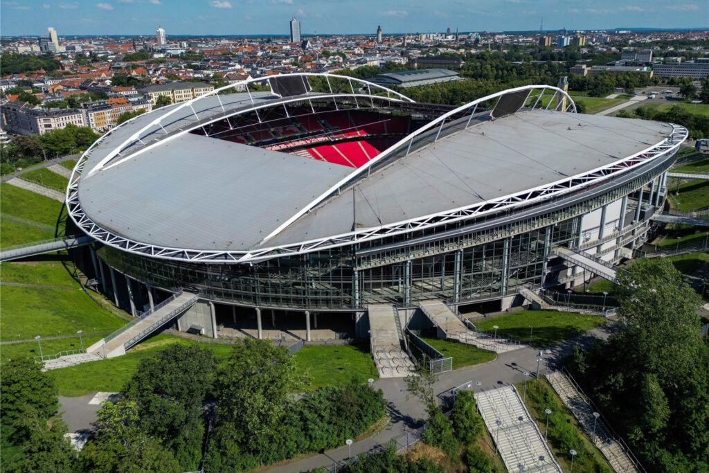 Blick auf die Red Bull Arena in Leipzig, die während der EM 2024 den Namen Leipzig Stadion trägt. Blick auf die Red Bull Arena in Leipzig, die während der EM 2024 den Namen Leipzig Stadion trägt.