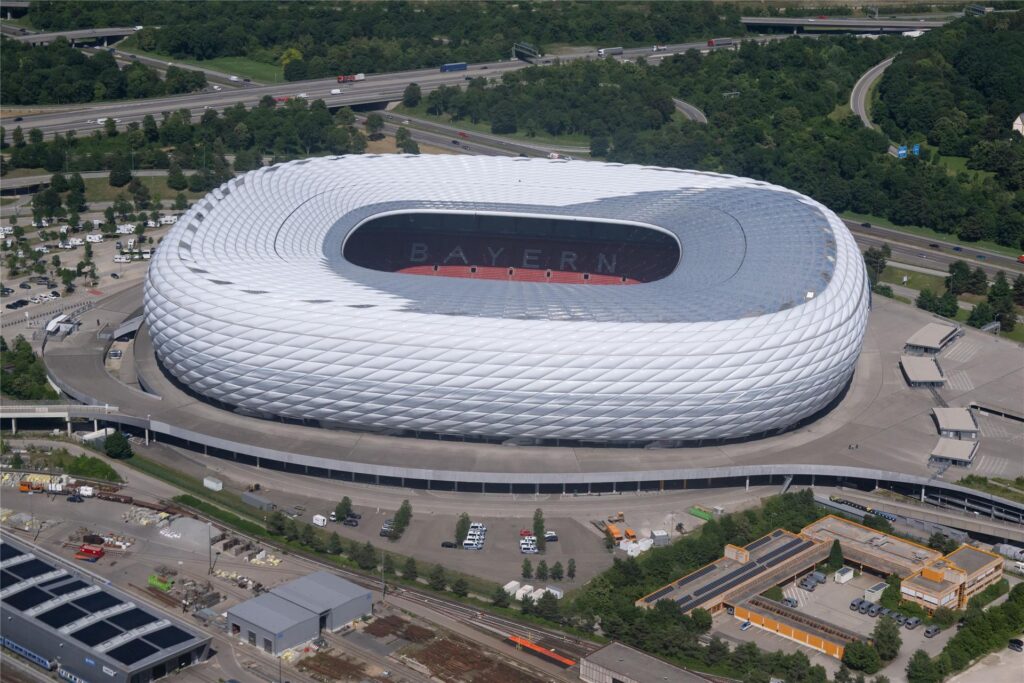 Blick auf die Allianz Arena in München, die bei der EM 2024 den Namen München Fußball Arena trägt. Blick auf die Allianz Arena in München, die bei der EM 2024 den Namen München Fußball Arena trägt.