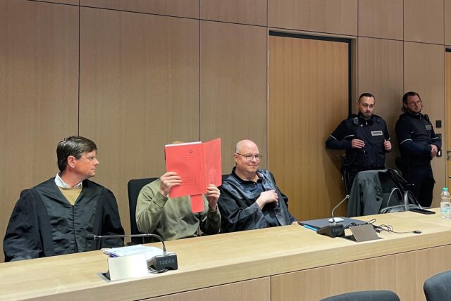 Der Bochumer Koranlehrer (2.v.l.) neben seinen Verteidigern Jens Tuschhoff (l.) und Fabian Reifer (3.v.l.) beim Prozessauftakt am 12. Juni 2024 am Bochumer Landgericht.