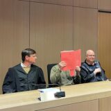 Der Bochumer Koranlehrer (2.v.l.) neben seinen Verteidigern Jens Tuschhoff (l.) und Fabian Reifer (3.v.l.) beim Prozessauftakt am 12. Juni 2024 am Bochumer Landgericht.