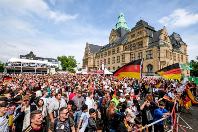 Fußballfans beim Public Viewing am Rathaus in Recklinghausen.