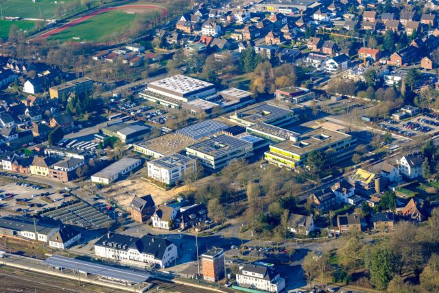 Luftbild zeit das Gelände des Schulzentrums.