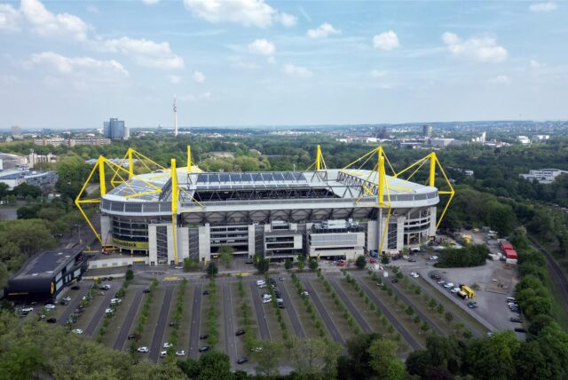 Blick auf den Signal Iduna Park in Dortmund (während der EM 2024 „BVB Stadion Dortmund“), in dem sechs EM-Spiele ausgetragen werden.