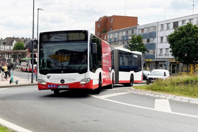 Ein rot-weißer Bus der Vestischen fährt durch den Kreisverkehr in Herten-Mitte.