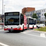 Ein rot-weißer Bus der Vestischen fährt durch den Kreisverkehr in Herten-Mitte.