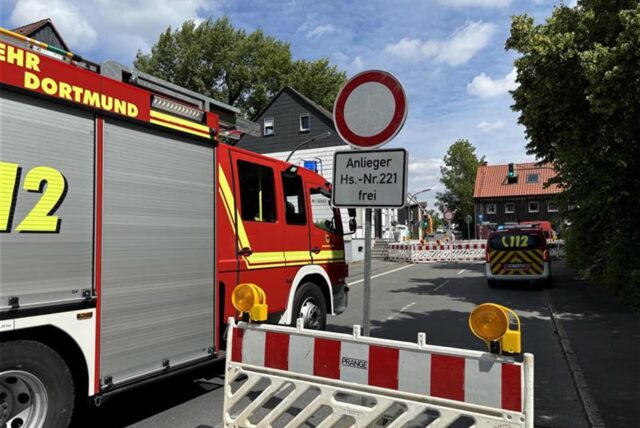 auf der Baroper Straße in der Nähe der TU Dortmund gab es einen Feuerwehreinsatz, bei dem die Einsatzkräfte wegen einer Baustelle Probleme bei der Anfahrt hatten.
