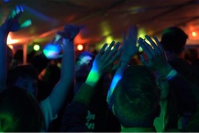 Partyvolk von hinten