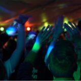 Partyvolk von hinten