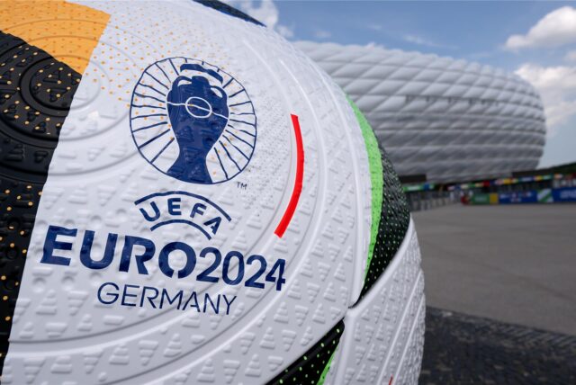 Ein Spielball liegt vor der Allianz Arena in München, in der am 14. Juni das Eröffnungsspiel der EM 2024 ausgetragen wird.