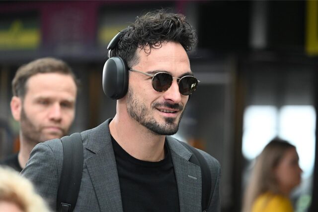 Mats Hummels schaut zur Seite.