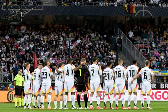 Die Spieler der deutschen Fußball-Nationalmannschaft haben vor dem Testspiel gegen die Ukraine im Vorfeld der EM 2024 Aufstellung für eine Gedenkminute genommen.