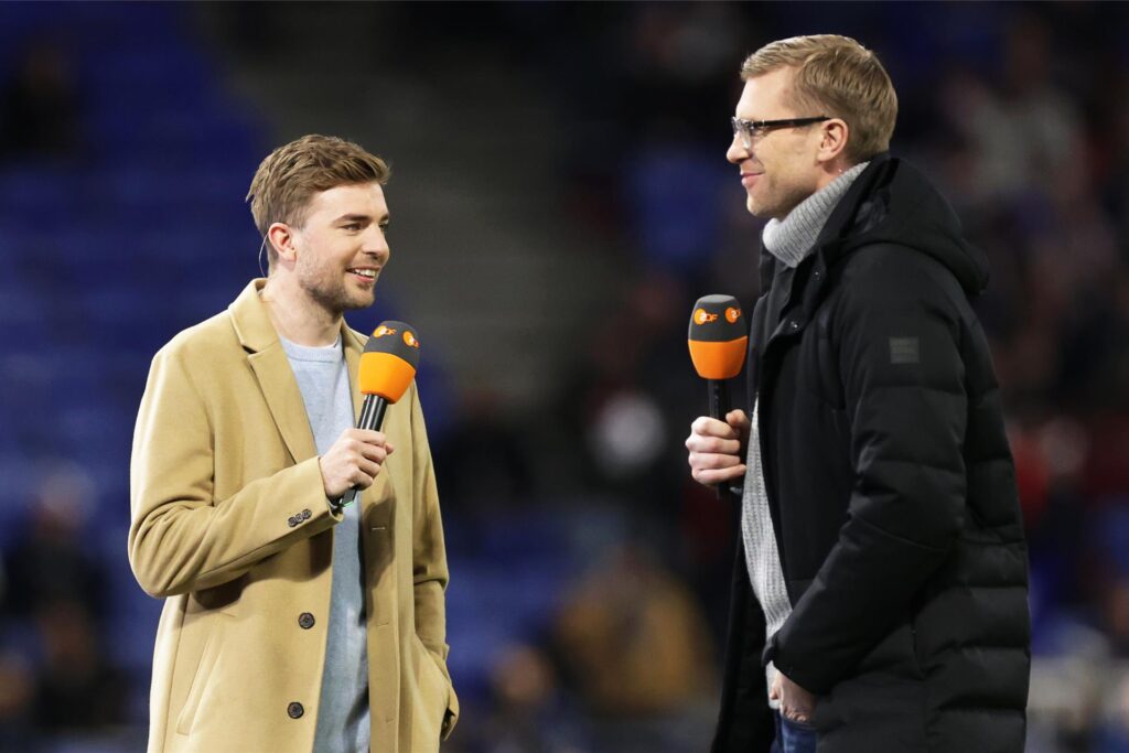 Christoph Kramer und Per Mertesacker, ZDF-Experten bei der EM 2024, stehen vor eiem Spiel zusammen.