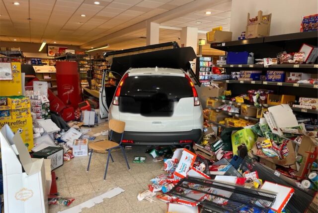 Auto in Supermarkt