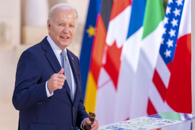 US-Präsident Joe Biden steht beim Gipfeltreffen der G7-Staaten.