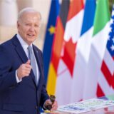 US-Präsident Joe Biden steht beim Gipfeltreffen der G7-Staaten.