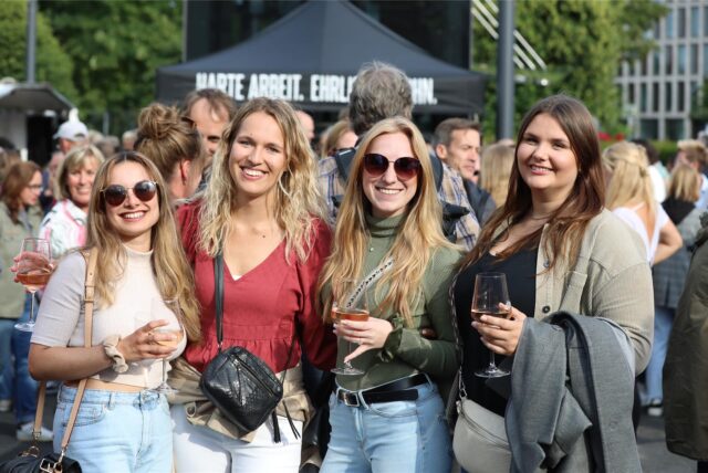 Vier Frauen beim Feierabendmarkt in Dortmund