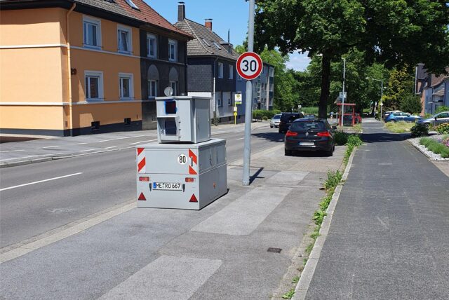 Ein grauer Panzerblitzer parkt hinter einem Tempo-30-Schild in einer Wohnsiedlung in Herten.