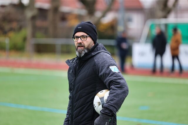 Steffen Golob, Sportlicher Leiter bei Wacker Obercastrop, präsentiert zwei Neuzugänge.