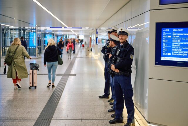 Beamte der Bundespolizei stehen im Dortmunder Hauptbahnhof.