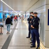 Beamte der Bundespolizei stehen im Dortmunder Hauptbahnhof.