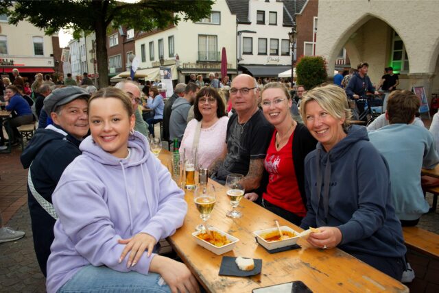 Feierabendmarkt-Gäste vor dem Alten Rathaus