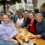 Feierabendmarkt-Gäste vor dem Alten Rathaus