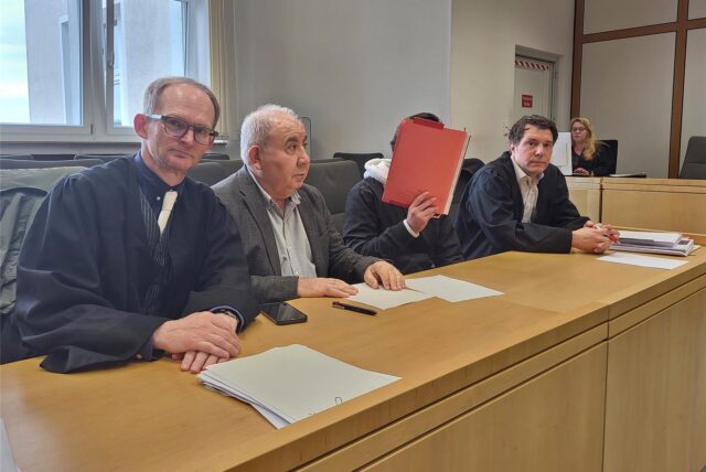 Der Angeklagte neben seinen Verteidigern Olaf Krekeler (li.), Mustafa Köse (re.) und einem Dolmetscher im Essener Landgericht.