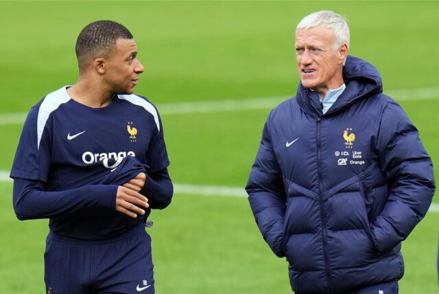 Frankreichs Nationaltrainer Didier Deschamps spricht während einer Trainingseinheit vor der EM 2024 mit Kylian Mbappe.