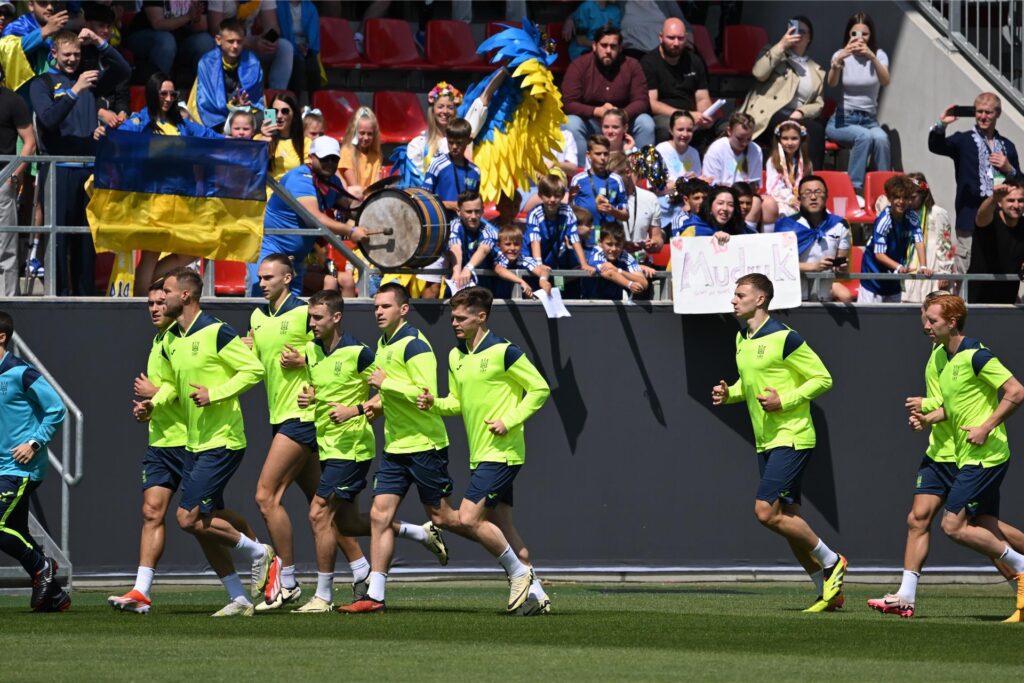 Ukrainische Zuschauer bejubeln die Spieler um Kapitän Andriy Yarmolenko (3.v.l) bei einem öffentlichen Training der Nationalmannschaft vor der EM 2024. Ukrainische Zuschauer bejubeln die Spieler um Kapitän Andriy Yarmolenko (3.v.l) bei einem öffentlichen Training der Nationalmannschaft vor der EM 2024.