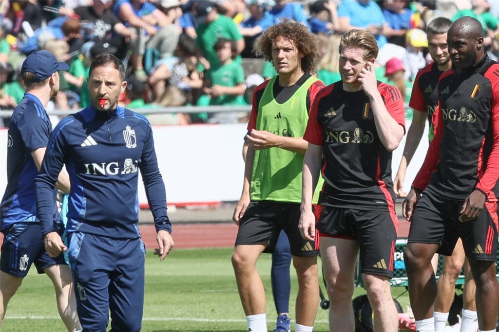 Belgiens Nationaltrainer Domenico Tedesco sowie die Spieler Wout Faes und Kevin De Bruyne während einer Trainingseinheit vor der Fußball-EM 2024. Belgiens Nationaltrainer Domenico Tedesco sowie die Spieler Wout Faes und Kevin De Bruyne während einer Trainingseinheit vor der Fußball-EM 2024.