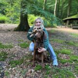 Paula mit ihren beiden Hunden im Wald.