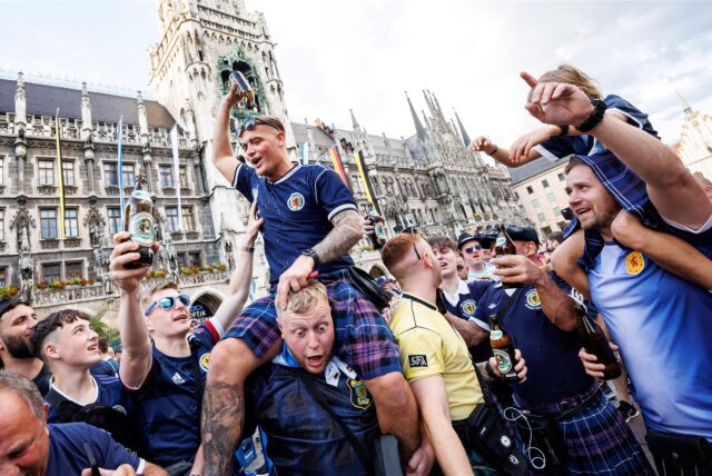 Zahlreiche schottische Fans befinden sich in Deutschland. Viele haben sich anlässlich des Eröffnungsspiels gegen Deutschland auf den Weg nach München gemacht.