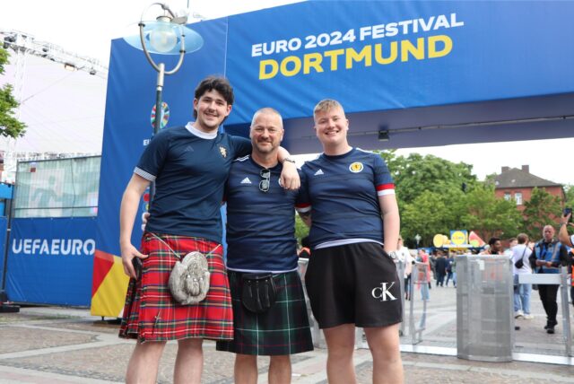 Hunderte feierten auf dem Friedensplatz. Auch Anhänger der schottischen Mannschaft waren dabei.